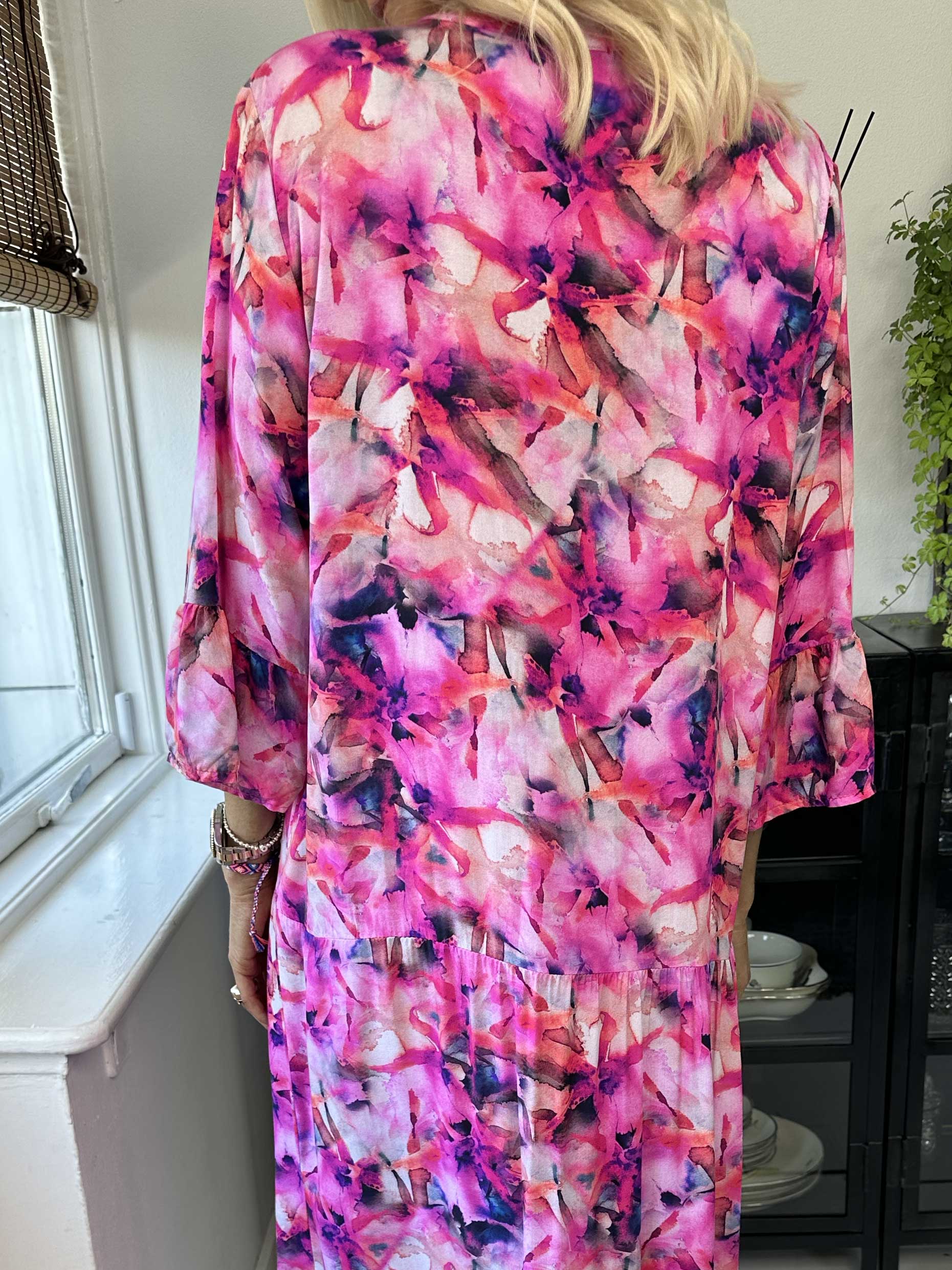 Timian - Lang mønstret kjole med lag på lag look